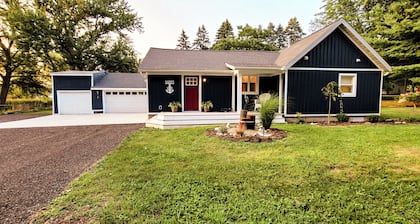 Charming 2-bedroom cottage with WiFi, AC in Spring Lake