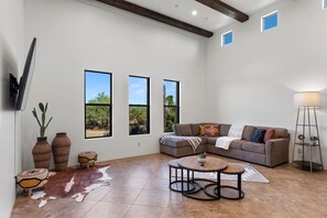 Älytelevisio, takka, pöytätennispöytä