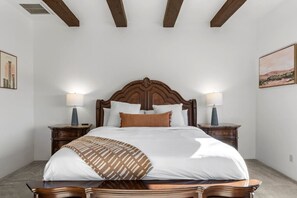 5 makuuhuonetta, työpöytä, silitysrauta/-lauta, vauvan matkasänky