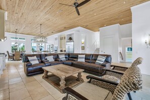 Smart-TV, videospill, fotballspill og bordtennis