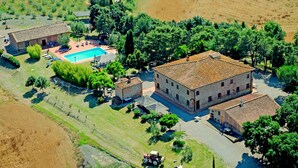 An aerial view of a property with a swimming pool, multiple buildings, and surrounding fields. - Nice Apartment With Swimming Pool (Peccioli)