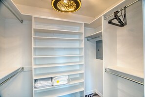 Interior - 3-bedroom home in Old Midland/Downtown Area w/ spacious backyard and fireplace (Midland)