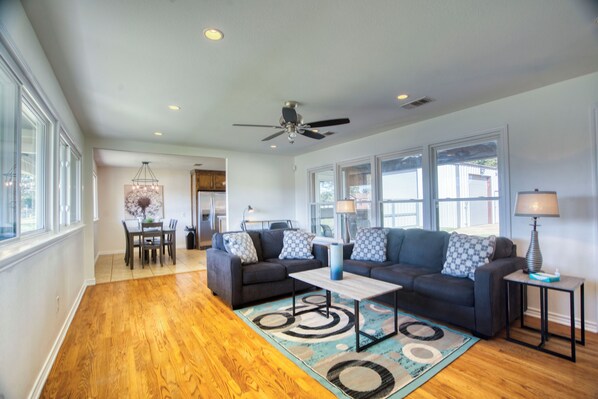 Smart TV - 3-bedroom home in Old Midland/Downtown Area w/ spacious backyard and fireplace (Midland)