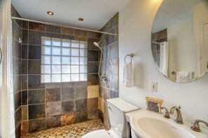 Douche, sèche-cheveux, serviettes fournies, savon
