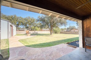 Property grounds - 3-bedroom home in Old Midland/Downtown Area w/ spacious backyard and fireplace (Midland)