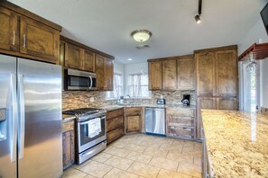 Fridge, microwave, oven, stovetop - 3-bedroom home in Old Midland/Downtown Area w/ spacious backyard and fireplace (Midland)