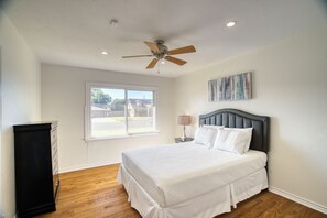 3 bedrooms, desk, free WiFi, bed sheets - 3-bedroom home in Old Midland/Downtown Area w/ spacious backyard and fireplace (Midland)