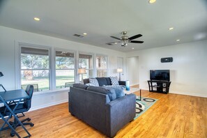 Smart TV - 3-bedroom home in Old Midland/Downtown Area w/ spacious backyard and fireplace (Midland)