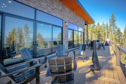 Luxury Cabin On Ski Bike Trail, 4BR, Hot Tub with Mountain Views