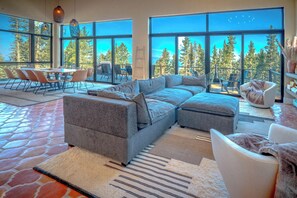 Smart-tv en een open haard