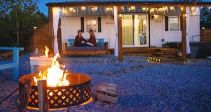 Romantic Farm Stay | KING Bed, HOT TUB, Fire Pit, Porch Bed Swing *Rustic Retro*