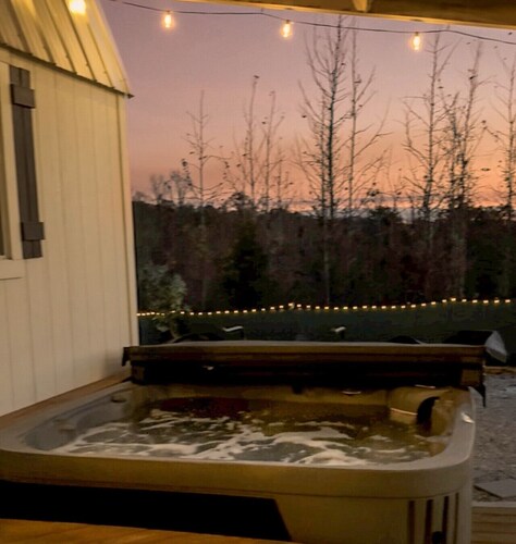 40 ACRE FARM STAY Cottage KING Bed, HOT TUB, Grill, Fire Pit, Porch Bed Swing