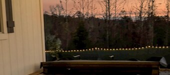 40 ACRE FARM STAY Cottage KING Bed, HOT TUB, Grill, Fire Pit, Porch Bed Swing