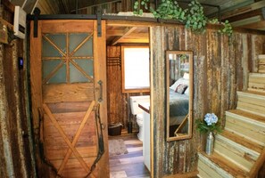 1 bedroom, desk, iron/ironing board, free WiFi - 40 ACRE FARM STAY Cottage KING Bed, HOT TUB, Grill, Fire Pit, Porch Bed Swing (Anderson)