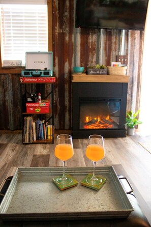 Interior - 40 ACRE FARM STAY Cottage KING Bed, HOT TUB, Grill, Fire Pit, Porch Bed Swing (Anderson)