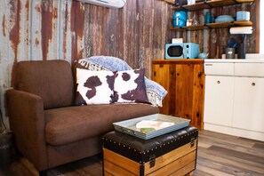 Smart-tv, eldstad, böcker och ett musikbibliotek