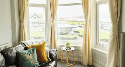 Seaside Solace: 2BR with Scenic Coastline Views