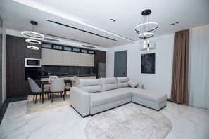 Familien-Suite, Blick auf den Innenhof | Hochwertige Bettwaren, Select-Comfort-Betten, Minibar, Zimmersafe