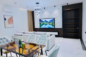 Family Suite, Courtyard View | Premium bedding, Select Comfort beds, minibar, in-room safe