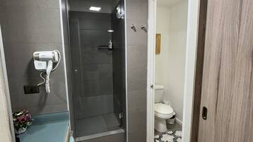 Secadora de cabello, toallas, jabón, papel de baño