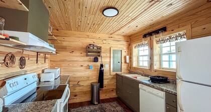 Charming cabin surrounded by farmland in lovely Pulaski - WiFi included