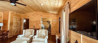 Charming cabin surrounded by farmland in lovely Pulaski - WiFi included