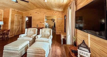 Charming cabin surrounded by farmland in lovely Pulaski - WiFi included