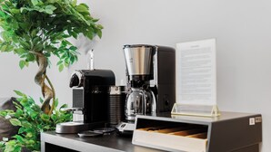 A coffee machine and a menu on a counter. - Design luxury, fully equipped, 30min Leipzig Hbf 8 (Schkeuditz)