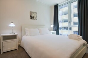 Tabla de planchar con plancha, wifi y ropa de cama 