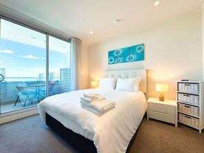 Een strijkplank/strijkijzer, wifi, beddengoed