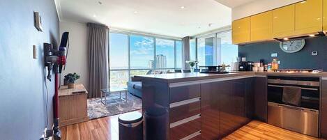 Frigorífic, microones, forn i placa de cuina