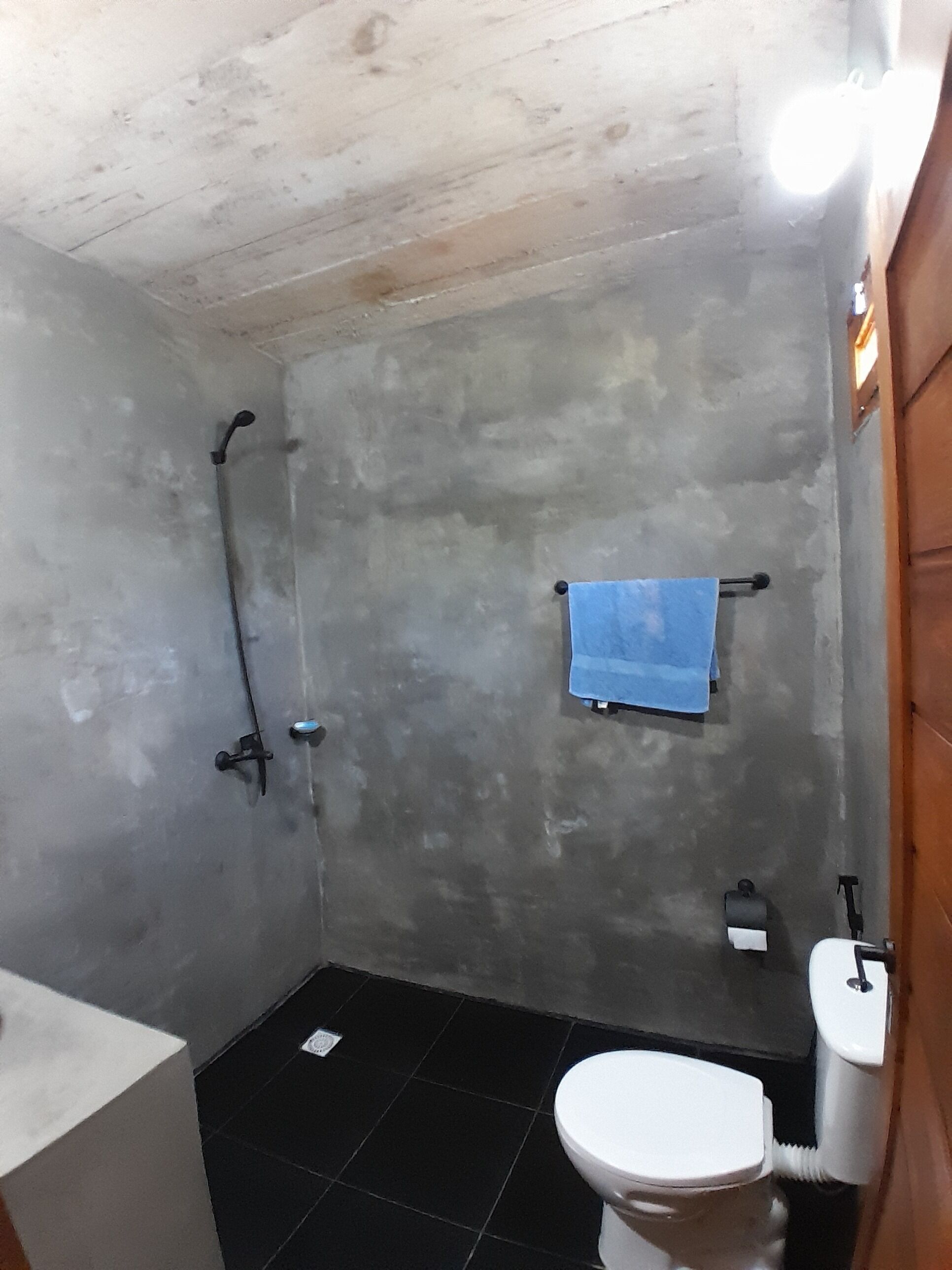 Doccia, bidet, carta igienica