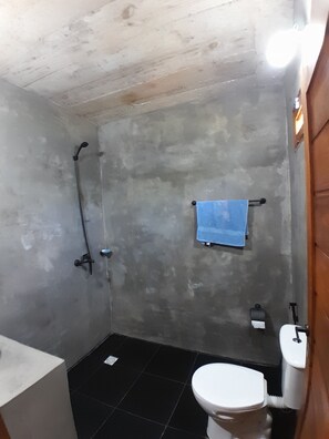 Regadera, bidet, papel de baño