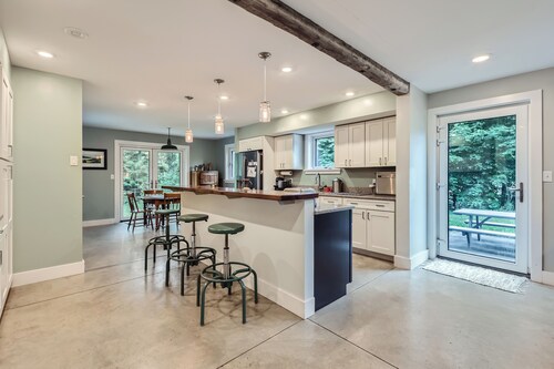 Spacious, modern 4-BR house in serene wooded setting just minutes from downtown