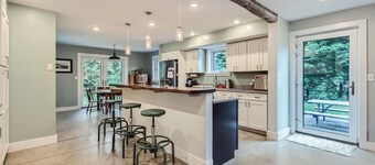 Spacious, modern 4-BR house in serene wooded setting just minutes from downtown