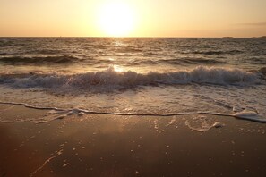 Una platja amb onades al capvespre.