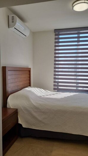 Desk, iron/ironing board, WiFi, bed sheets