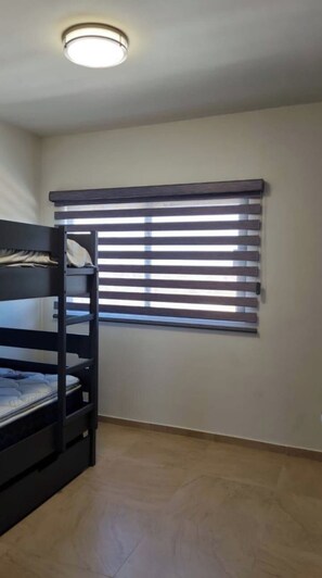 3 habitaciones, tabla de planchar con plancha, wifi y ropa de cama 