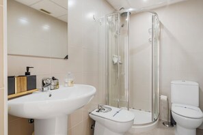 Een douche, een haardroger, een bidet, handdoeken