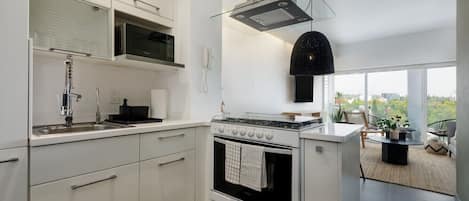 Een koelkast, een magnetron, een oven, een kookplaat