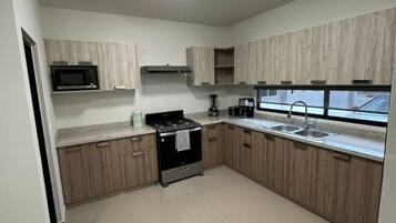 Geladeira, micro-ondas, fogão, cooktop