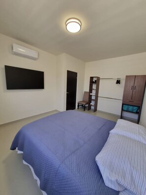 Een bureau, een strijkplank/strijkijzer, wifi, beddengoed