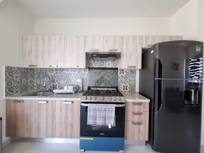 Kühlschrank, Wasserkocher mit Kaffee-/Teezubehör