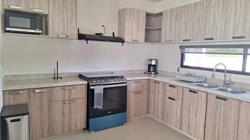 Refrigerador, cafetera y tetera y utensilios de cocina