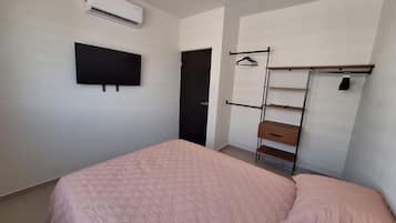 3 bedrooms, desk, iron/ironing board, WiFi