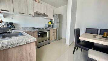 Refrigerador, microondas, horno y parrilla de estufa