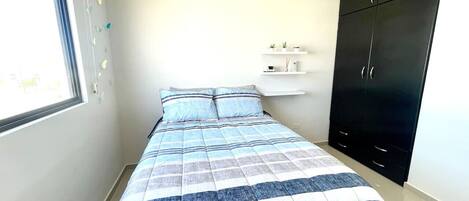 3 Schlafzimmer, Schreibtisch, Bügeleisen/Bügelbrett, WLAN