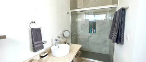 Ducha, secador de pelo y jabón