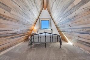 2 bedrooms, iron/ironing board, WiFi - A-Frame, Pikes Peak View, Hot-tub, No Cleaning Fee
(Cripple Creek)