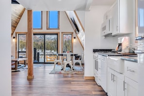 Private kitchen - A-Frame, Pikes Peak View, Hot-tub, No Cleaning Fee
(Cripple Creek)